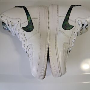Nike Men's White High-Top Air Force 1 07' LV8 with Iridescent Swoosh| Size 9.5